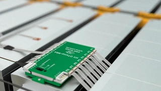 Die HV DTemp Controller versorgen die Sensorik mit nötiger Spannung und erfassen die Messdaten. Dank ihrer kompakten Bauweise können sie direkt in der Batterie verbaut werden.