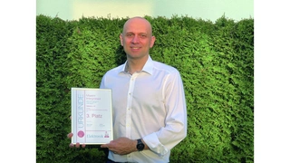 Tobias Hübner, Executive Director Sales Central Europe, Maxim Integrated, mit Urkunde zum 3. Preis der Elektronik Leserwahl Produkte des Jahres 2021, Kategorie Halbleiter & IP.