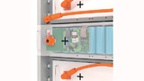 Einblick in ein Speichermodul mit Batterie-Packs, BMS-Platine und internen wie externen Schnittstellen
