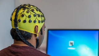 EEG-Messung mit Elektrodenhaube (Schmuckbild)