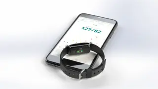 Das Aktiia-Blutdrucksystem besteht aus einem Armband und einer App.