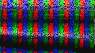 Die kleinen Punkte sind eine Antireflex-Oberflächenbehandlung.