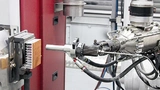Auf einem extrudierten Aluminiumkühlkörper wird im Kastgasspritzverfahren eine Kupferschicht aufgebracht