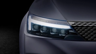 Neben LED-Tagfahrlicht, LED-Rückleuchten und LED-Bremsleuchten wartet der BEO mit einem Laser-Fahrlicht auf.