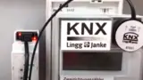 Der optische Kopf liest die Daten des Zählers aus und überträgt sie auf den KNX-Bus, wie die rot leuchtende LED links oben anzeigt.  