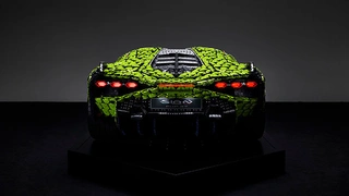 Das 2.200 kg schwere Modell wurde aus 154 verschiedenen Arten von LEGO Elementen, davon 20 eigens für dieses Projekt produzierten Formteilen, gefertigt.