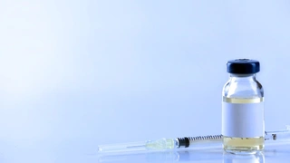 Fläschchen mit Impfstoff und Spritze