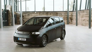 Als vergleichsweise preiswertes Elektroauto setzt der Sion auf Solar-Integration und erleichtert das CarSharing mit anderen.
