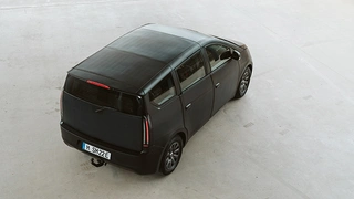 Seit kurzem verfügt der Sion über eine neue, größere Batterie: Mit ihrer Kapazität von 54 kWh erweitert sie die bisherige Reichweite von 255 km auf bis zu 305 km.