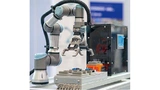 Der Arm eines Montageroboters in Betrieb in einer Fabrik