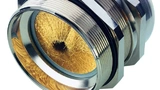 Bei der Kabelverschraubung Skintop MS-M Brush fixieren tausende ringförmig angeordneter Bürstenhärchen den Schirm