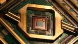 Ein Quantenchip, der das Herz des Quanten-Annealers von D-Wave bildet. Er arbeitet auf Basis von supraleitenden Qubits