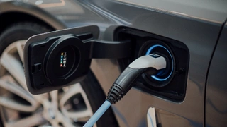Die Elektromobilität bringt hohe Anforderungen an die Rückverfolgbarkeit der Bordnetz-Komponenten mit sich.