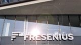 Unternehmenslogo an der Fresenius-Konzernzentrale in Bad Homburg