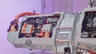 Moritz baut Roboter aus Autoteilen, die jeweils eine Klangprobe extrahieren.