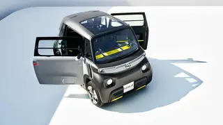 Die Beifahrertür schwingt wie gewohnt nach vorne, die Fahrertür jedoch gegenläufig nach hinten auf.