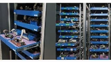Testracks im »iSystem Labs« mit mehr als 150 Testplätzen für Zielhardware