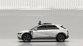 Das für den autonomen Betrieb nötige Sensorpaket wurde nicht versteckt untergebracht, sondern deutlich sichtbar übers Exterieur verteilt.