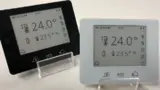 Steuergerät zur Raumtemperatursteuerung in Heimanwendungen mit optisch gebondetem 4,2-Zoll-EPD.