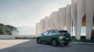 Der Kia Sportage der fünften Generation verfügt über ein adaptives Fahrwerk sowie einen All-Terrain Mode, der auf rutschigem Untergrund die Traktion erhöht.