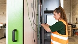  Ein PV-Modul wird für die Prüfung im mobilen Labor vorbereitet.