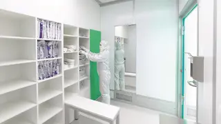 Die Einschleppung ungewünschter Partikel in den Reinraum wird durch Einschleusungskonzepte und Mitarbeiterschulungen verhindert.