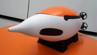 Der Prototyp einer Unterwasserdrohne in Pinguin-Form steht im Ozeaneum in Stralsund. Die schnellen Fahrzeuge mit extrem geringen Wasserwiderstand sollen besonders dabei helfen, kleinere Ozeanwirbel zu erforschen.