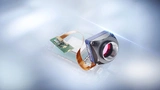 Eine Kamera der Serie mvBlueNAOS von Matrix Vision mit angeschlossenem Adapterboard