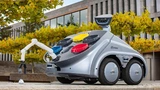 Ein CityBot sammelt Abfall ein.