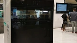 Bild 1. Weltpremiere: Auf der Formnext fertigte ein Freeformer erstmals PEEK-Implantate