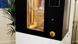 Bild 3. Der 3D-Drucker Kumovis R1 auf dem Formnext-Messestand
