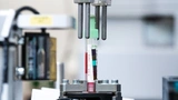 Anstelle von medizinisch-technischen Laborassistenten analysieren zwei Roboter Blutproben von Patienten und leiten die Ergebnisse an das digitale Laborinformationssystem des Krankenhauses weiter.