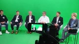 Fünf Vertreter der Display-Wertschöpfungskette diskutierten beim DFF-Summit die Trends der Display-Entwicklung. Dr. Jonathan Martens vom Gastgeber tesa SE moderierte die Diskussionsrunde.