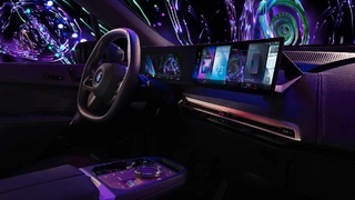 Die von der chinesischen Multimedia-Künstlerin Cao Fei kreierte und auf dem BMW Curved Display dargestellte künstlerische Arbeit «Quantum Garden« thematisiert die permanenten Wechselverhältnisse einer globalisierten und vernetzten Welt. 