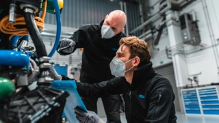 Stefan Görhardt und Holger Ruoff von Mahle prüfen im Mahle-Wasserstoff-Prüfzentrum in Stuttgart die neu eingetroffene Zelle.