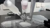 Bioprinting von zwei verschiedenen Zelltypen und Materialien in einem Konstrukt unter Verwendung einer Koaxialdüse.