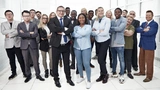 Gruppe erfolgreicher multiethnischer Geschäftsleute in vollem Wachstum.