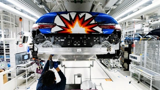 Die explodierenden Farblinien am Heck stellen eine eigene, unmittelbare Hommage an das BMW Art Car von Jeff Koons aus dem Jahr 2010 dar.