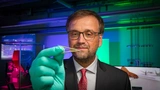 Prof. Dr. Oliver G. Schmidt ist Pionier bei der Erforschung und Entwicklung extrem kleiner, formbarer und flexibel einsetzbarer Mikrorobotik. 