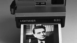 Die Sofortbildkamera Polaroid »Lightmixer 630« mit einer Porträtaufnahme des Erfinders der Sofortbildkamera und Gründers der Polaroid Corporation, Edwin H. Land. 