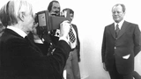 Andy Warhol, amerikanische Maler, Graphiker und Filmemacher sowie führender Vertreter der Pop-art, lichtet den SPD-Vorsitzenden Willy Brandt (r) mit seiner Polaroid-Kamera ab.
