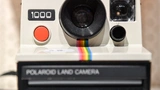 Eine Polaroid-Sofortbildkamera liegt im »80er-Jahre Pop-up-Store« am Hackeschen Markt in Berlin.