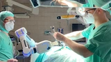 Prof. Dr. med. Matthias Kirsch und Ulrich Seifert beim umfangreichen Test der einzelnen Module der Robotic Suite. 