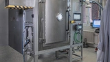 Die Anlage ermöglicht Beschichtungen auf Flächen von bis zu 300x50 mm2 und axialsymmetrischen Bauteilen.