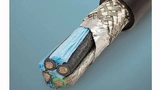 Die Kabel von Alpha Wire für Frequenzumrichter verfügen über eine Isolierung aus vernetztem Polyethylen für Beständigkeit gegen Korona-Entladung, niedrige Kapazität (auch über längere Kabelstrecken) und gute Leistungsdaten bei niedrigen Temperaturen