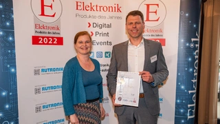 Redakteurin Irina Hübner überreicht die Urkunde für den 2. Platz in der Kategorie »Automotive«: Matthias Büttner, Director Application Engineering bei Magna, nimmt den Preis entgegen.