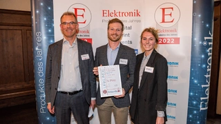 Electronics-Redakteur Andreas Knoll (links) überreicht die Urkunde für den dritten Rang an Alexandra und Maximilian Dreher von SI Scientific Instruments.