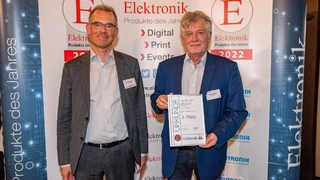 Electronics-Redakteur Andreas Knoll überreicht die Urkunde für den dritten Platz an Michel Beghin von Insight SIP.