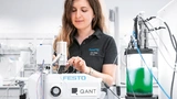Im Algenreaktor von Festo werden die Algen dem Quantensensor automatisiert und kontinuierlich durch spezielle mikrofluidische Komponenten von Festo zugeleitet.