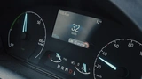 Der Fahrer erhält Geofencing-Informationen über die Instrumententafel seines Fahrzeugs.